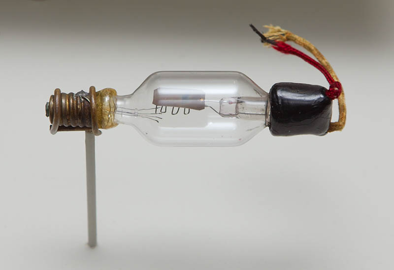  Audion; 1906'da Amerikalı elektrik mühendisi Lee de Forest tarafından icat edilen vakum tüpü..