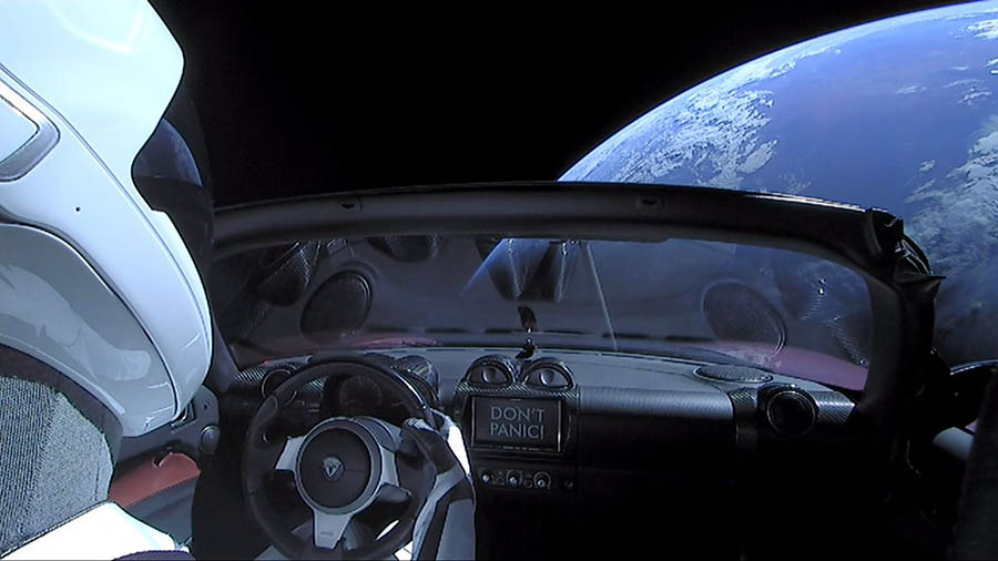 Elon Musk Kimdir: Elon Musk’ın Falcon Heavy roketi ile uzaya gönderdiği Tesla Roadster aracı.