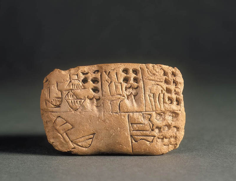 Yazıyı Kim İcat Etti: Nesneleri betimleyen erken dönem kil modelleri, aynı zamanda ilk Mezopotamya muhasebe kayıtlarıydı. Bunlar, en eski yazının yaratıcısı olan Sümer şehir Uruk’tan gelmişlerdir. Genelde üzerlerinde basitleştirilen çizimler ve sayı işaretleri bulunmaktaydı. Telif (Copyright) © RMN-Grand Palais / Art Resource, NY Fotoğraf (Photo): © Franck Raux