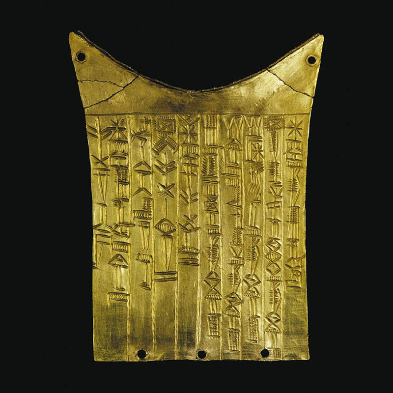 Yazıyı Kim İcat Etti: Çivi yazılı bu altın plaket, tanrı heykeline altın çivilerle tutturulmuştur. MÖ 3000’lü yıllarda bir kraliçe tarafından Umma şehrinin tanrısı Shara’ya adanmıştır. Fotoğraf Telif (Copyright) © Musée du Louvre