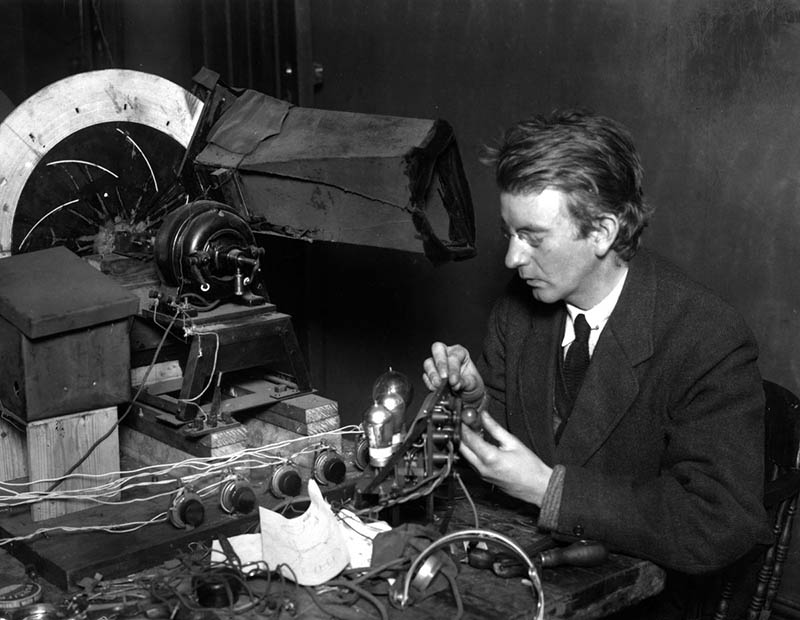 Televizyonu Kim İcat Etti, John Logie Baird; ilk televizyonunun başında çalışırken..