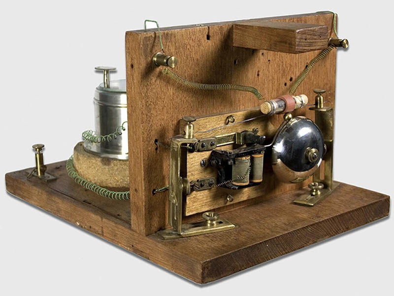 Radyoyu Kim İcat Etti, 1895'te Rus fizikçi Aleksandr Popov, yıldırım detektörünü radyo dalgalarının iletimini göstermek için kullandı.